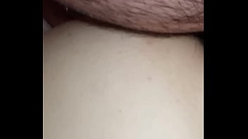 Gretala si fa scopare la fica in silenzio mentre suo marito russa sul divano