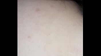 Gretala si fa scopare la fica in silenzio mentre suo marito russa sul divano