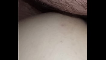 Gretala si fa scopare la fica in silenzio mentre suo marito russa sul divano