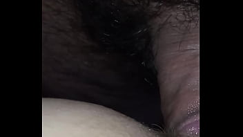 Gretala si fa scopare la fica in silenzio mentre suo marito russa sul divano