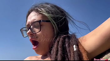 Sexo lesbico na praia de nudismo do rio de janeiro gozamos muito com a vista pro mar chupando a bucetinha uma da outra