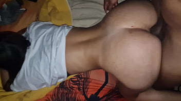 Me follo en cuatro al papá de mi mejor amigo un día a solas en su casa