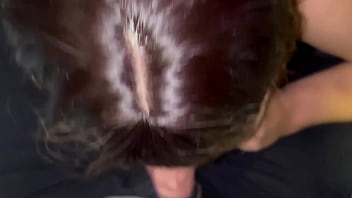 Compañera de cuarto culona me chupa la verga y se traga mi leche a cambio del alquiler