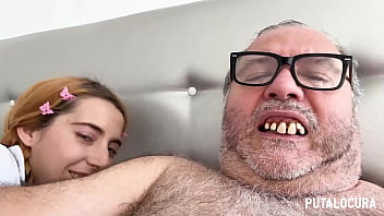 Putalocura rubia de tetas enormes safira yakkuza ofrece su coño al padre damián