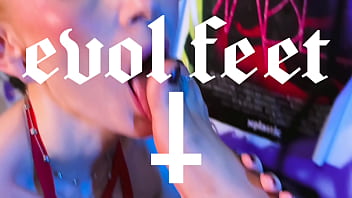 These 2 beauties are pros at using their sexy feet for pleasure