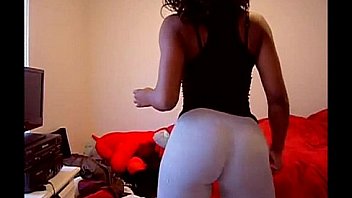 Ebony girl in yoga pants twerks and shakes her big ass