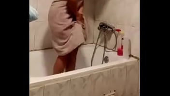 Mi esposa bañándose me envía su pack