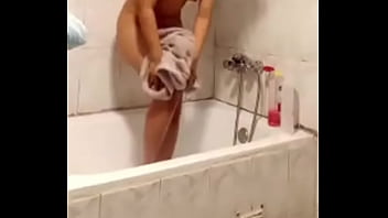 Mi esposa bañándose me envía su pack