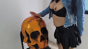 ハロウィンにこんなことがあってはいけない！夫に内緒で義理の息子とセックスして、その動画を にアップロードしたなんて、私の評判に傷がつくわ。