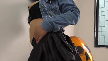 ハロウィンにこんなことがあってはいけない！夫に内緒で義理の息子とセックスして、その動画を にアップロードしたなんて、私の評判に傷がつくわ。