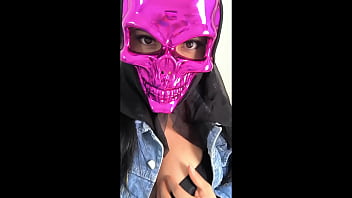 ハロウィンにこんなことがあってはいけない！夫に内緒で義理の息子とセックスして、その動画を にアップロードしたなんて、私の評判に傷がつくわ。