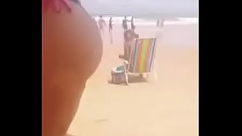 Gostosa dansando funk seminua em uma praia na bahia