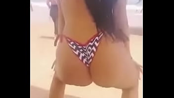 Gostosa dansando funk seminua em uma praia na bahia