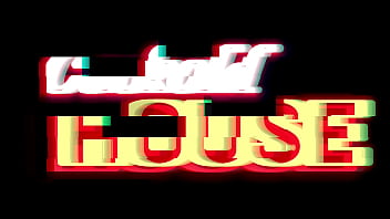 Ela veio foder na cuckold house e ligou para o corno manso avisando que chegou