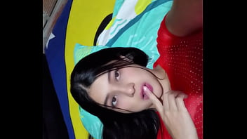 Mi madrastra no tiene sexo desde hace tiempo y se masturba casero real