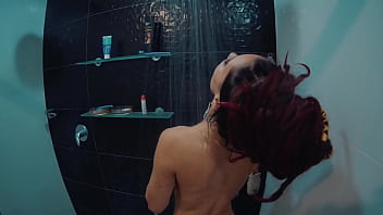 Novinha saiu do banho e foi rebolar na piroca na banheira de espuma