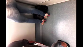 Gostosa se exibindo no trem