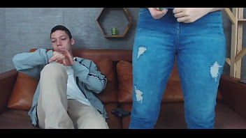 Madrastra folla hijastro al llegar de la universidad