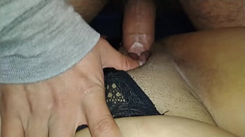 Mi pequeña verga casi no entra en el coño de luna la puta del barrio que tiene el coño apretado