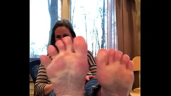 Sexy older donna scrunching spreading wiggling her fat meaty wrinkled soles and toes just for me Sexy older donna scrunching spreading wiggling her fat meaty wrinkled soles and toes just for me