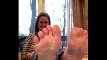 Sexy older donna scrunching spreading wiggling her fat meaty wrinkled soles and toes just for me