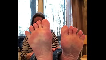 Sexy older donna scrunching spreading wiggling her fat meaty wrinkled soles and toes just for me