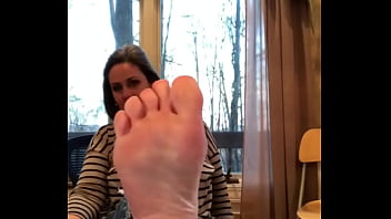 Sexy older donna scrunching spreading wiggling her fat meaty wrinkled soles and toes just for me Sexy older donna scrunching spreading wiggling her fat meaty wrinkled soles and toes just for me