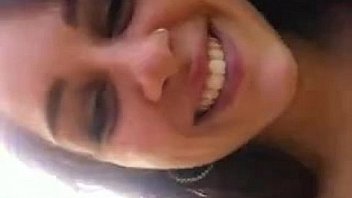 Linda dando uma chuppadinha e sorrindo Linda dando uma chuppadinha e sorrindo
