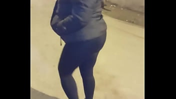 Madura puta callejera con leggins transaparentes mostrando su tanga