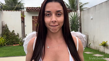 Vi minha melhor amiga fantasiada de anjinha e fiz uma brincadeira safada e ela acabou gostando e correspondeu