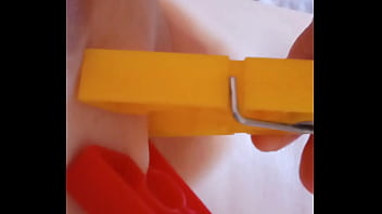 Gretala si pizzica il capezzolo