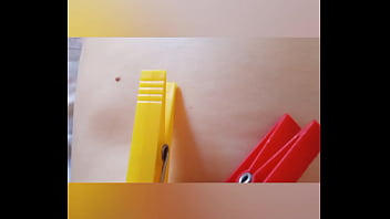 Gretala si pizzica il capezzolo