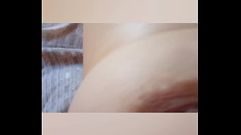 Gretala si pizzica il capezzolo