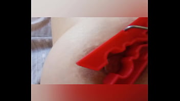 Gretala si pizzica il capezzolo