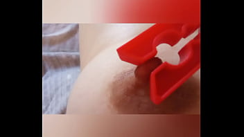 Gretala si pizzica il capezzolo