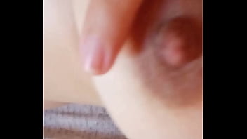 Gretala si pizzica il capezzolo