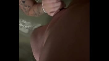 Je suce mon mec dans le spa