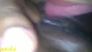 Enchendo o cuzinho da puta de leite