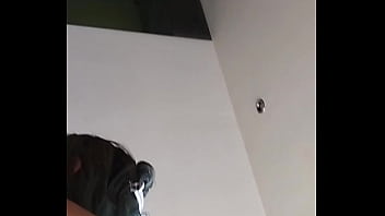 Tan pronto se fue el cornudo a trabajar vino a que le dejara el culo lleno de leche