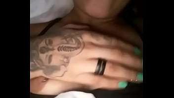 Novinha tatuada de dread se masturbando 4