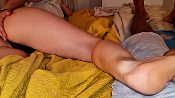 Compartiendo cama con mi pequeña hermanastra carla termina en sexo duro