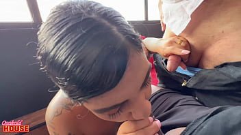 Esposa infiel realizando fantasia de dar a buceta para 2 caras