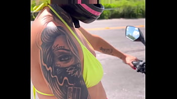 Homem toca e acocha uber moto mulher no fim ela faz algo inédito