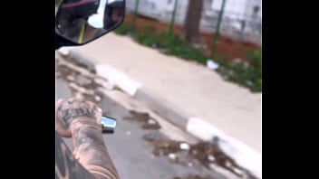 Homem toca e acocha uber moto mulher no fim ela faz algo inédito