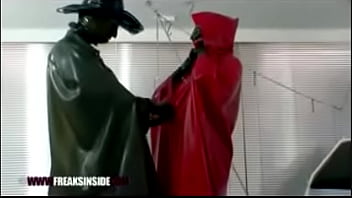 Femmes en capes latex fétichisme