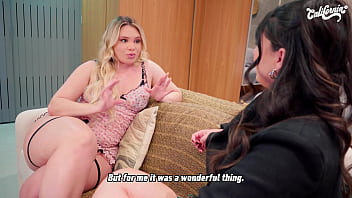 Loira e morena chupando a buceta uma da outra