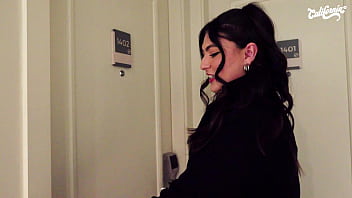 Loira e morena chupando a buceta uma da outra