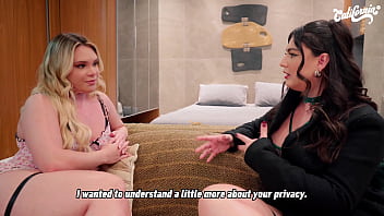 Loira e morena chupando a buceta uma da outra