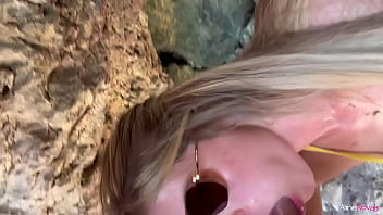 Na praia loira safada chupa seu namorado e quase é pega no flagra aline novak