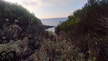 'mi esci le minne ' bocchino sulla scogliera al mare